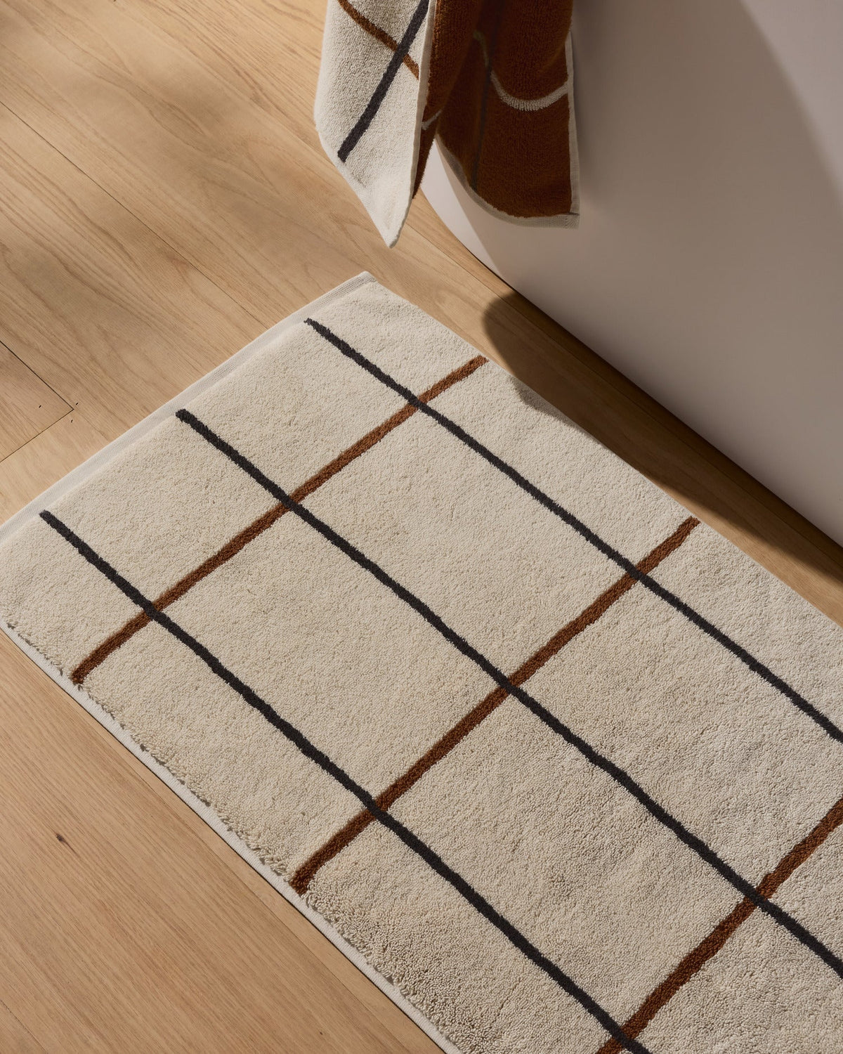 Organic Plush Tub Mat (Bone Windowpane) - Image 4