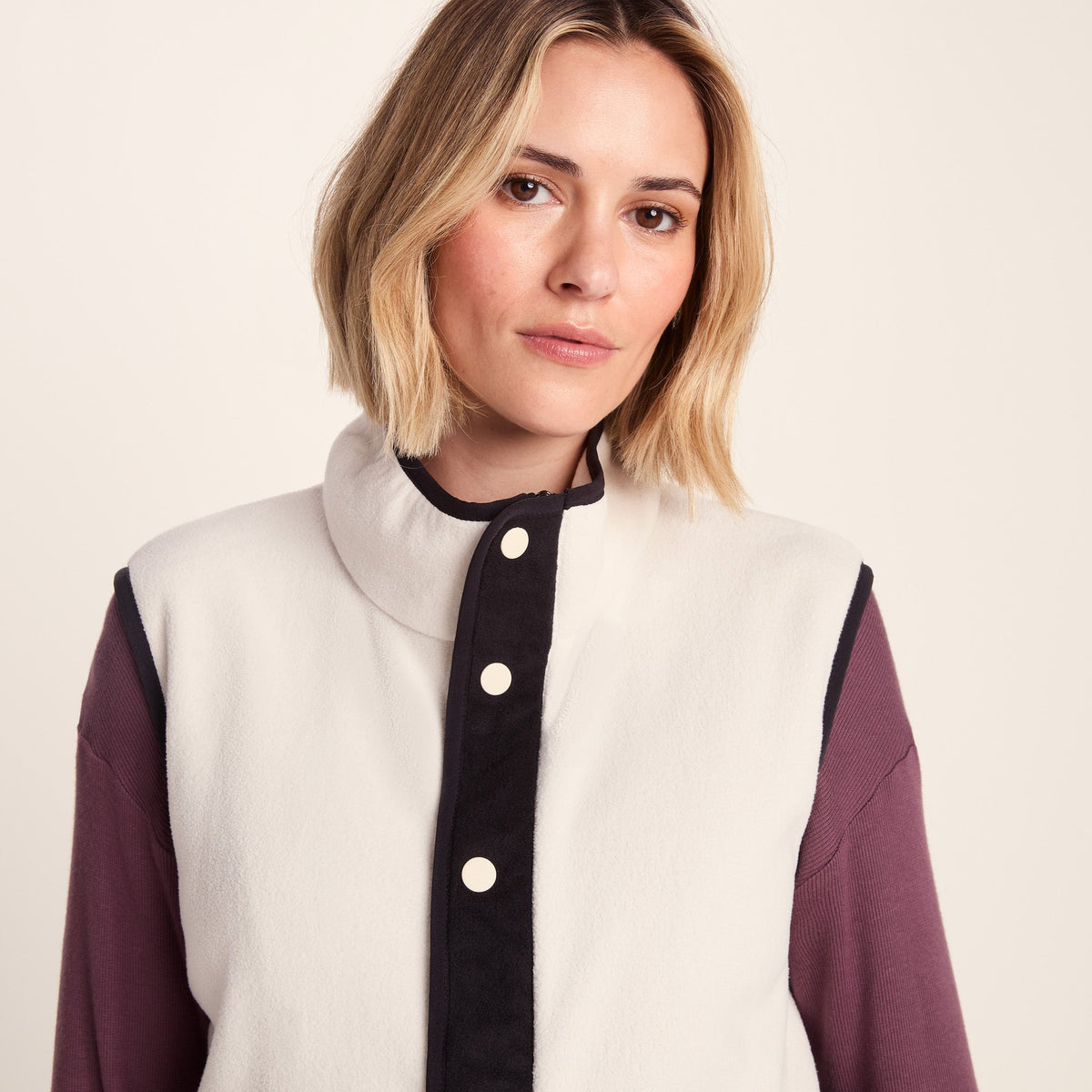 Tunston Womens Relaxed Fit Microfleece Gilet - Vanilla/Black - Image 4