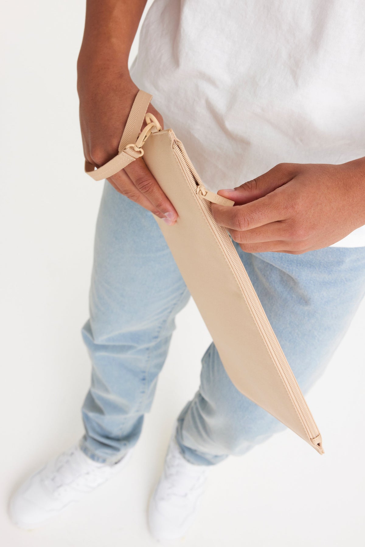 The BÉISics Laptop Pouch in Beige - Image 5