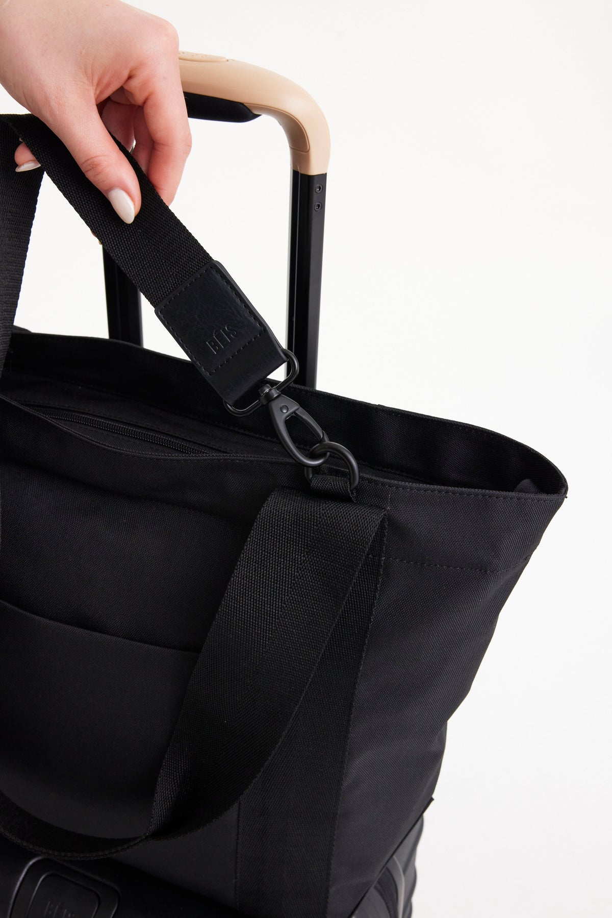 Resale The BÉISics Tote in Black - Image 8