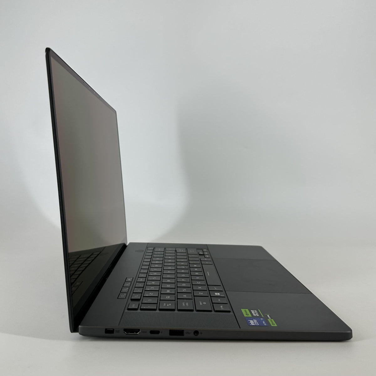 Asus ROG Zephyrus G16 GU605 16 Black 2.5 GHz Intel Core Ultra 9 16GB RAM 1TB Solid State Drive NVIDIA GeForce RTX - Image 4