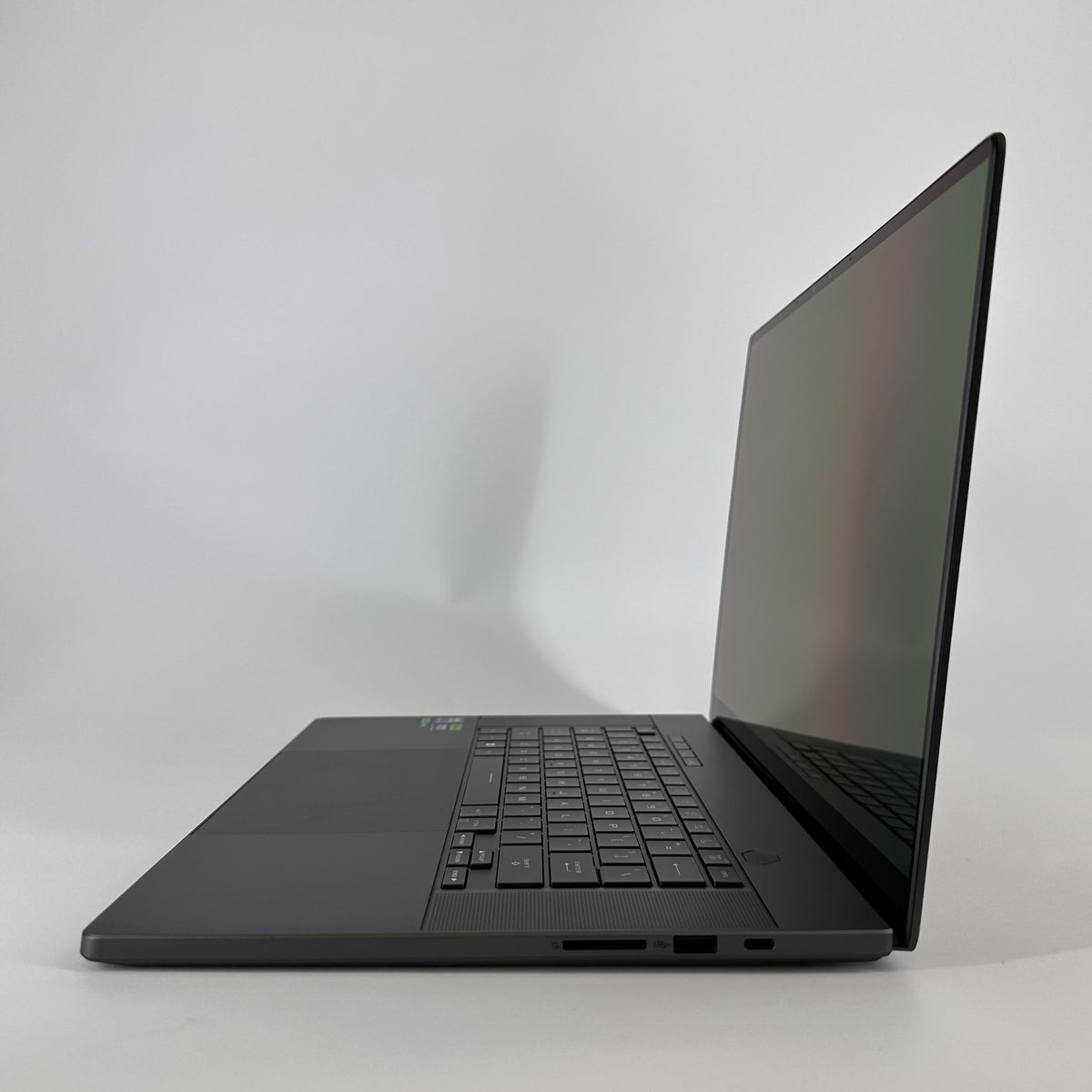 Asus ROG Zephyrus G16 GU605 16 Black 2.5 GHz Intel Core Ultra 9 16GB RAM 1TB Solid State Drive NVIDIA GeForce RTX - Image 3