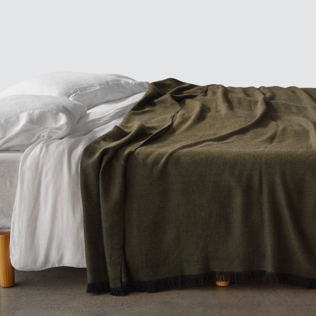 La Calle Alpaca Bed Blanket - Olive