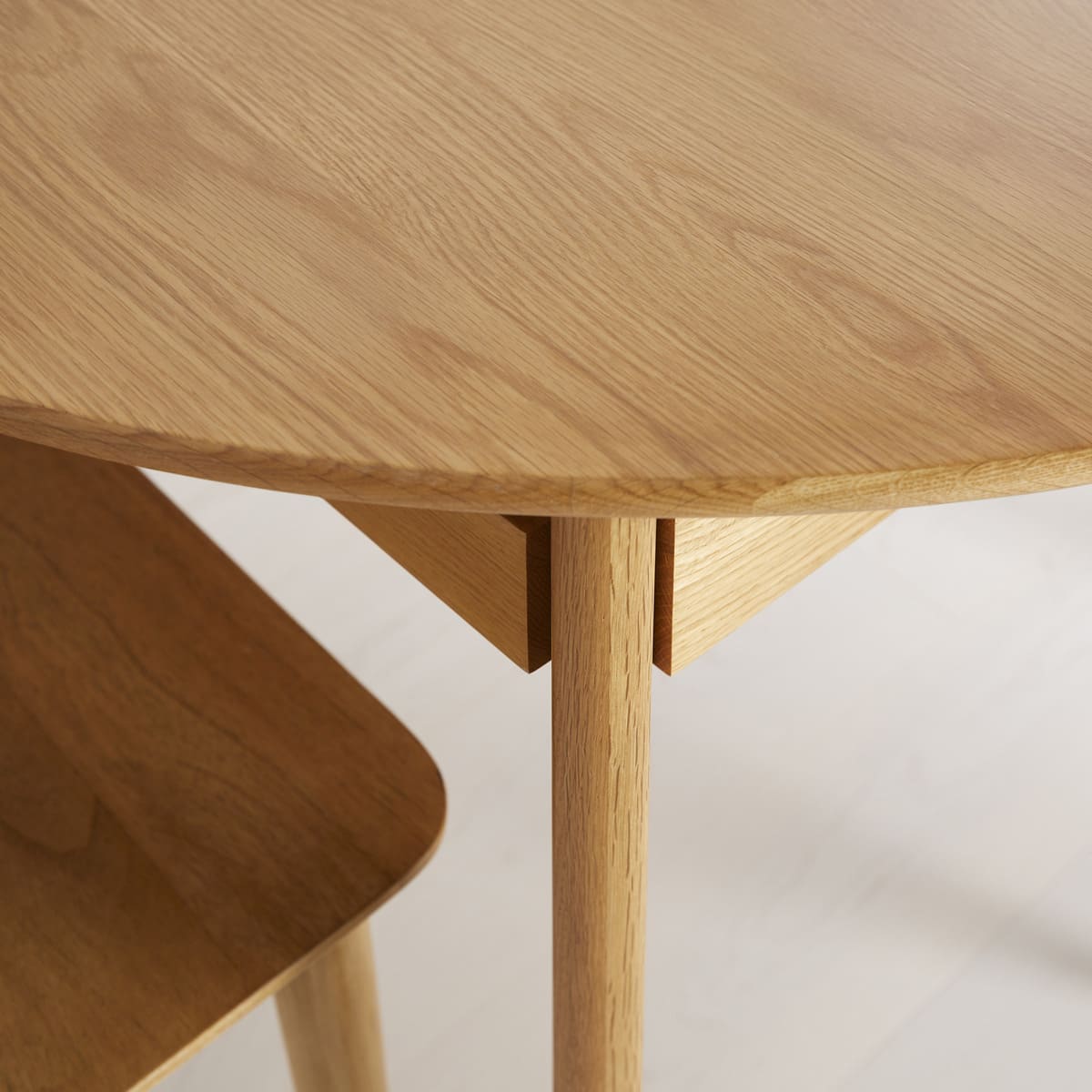 Wright Oak Round Extendable Dining Table - Image 20