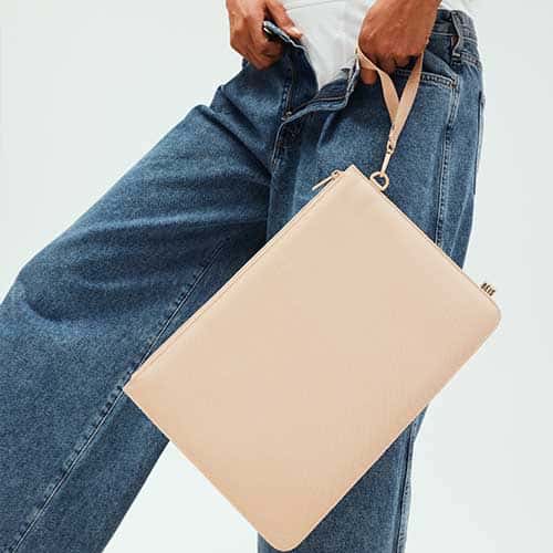 The BÉISics Laptop Pouch in Beige - Image 7