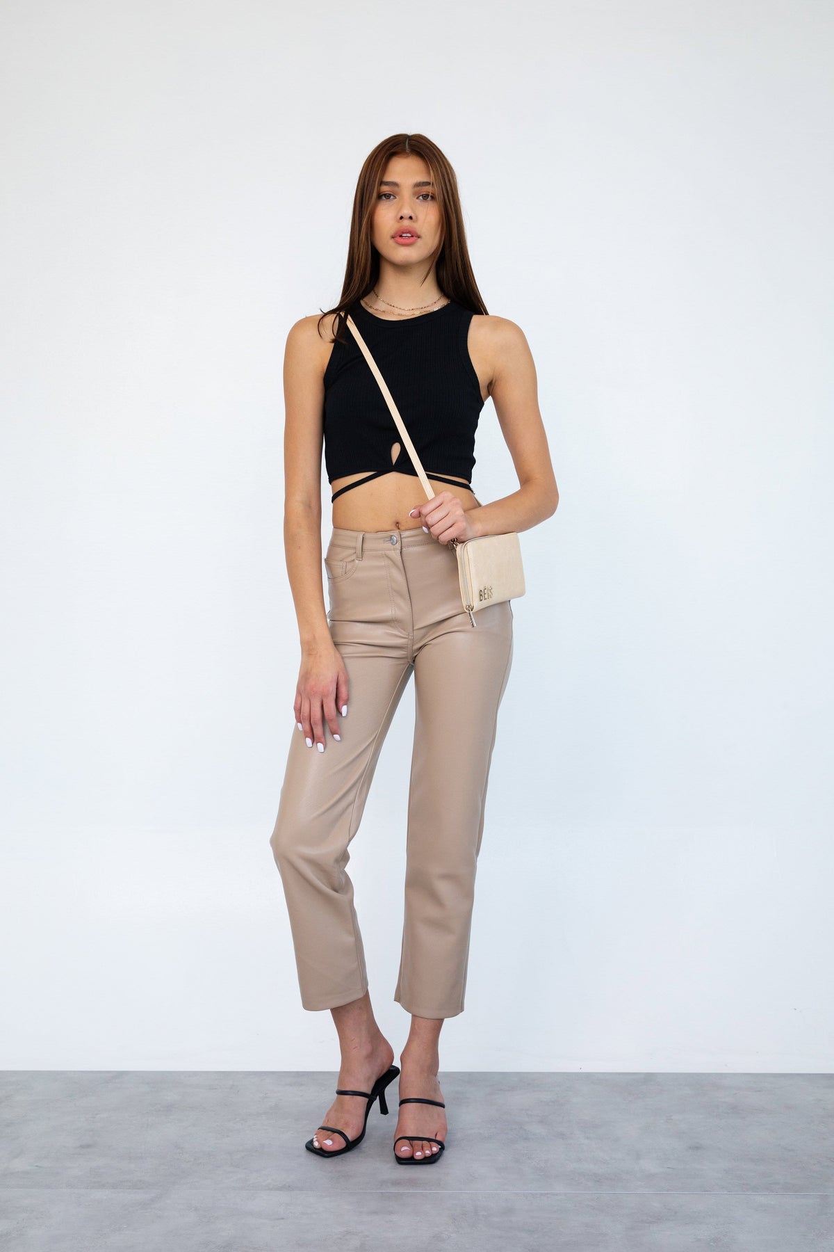 Resale The Travel Wallet in Beige - Image 2
