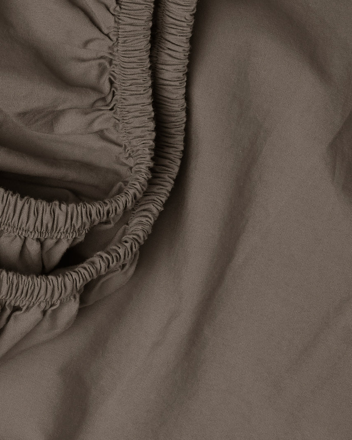 Percale Fitted Sheet (Warm Grey) - Image 3